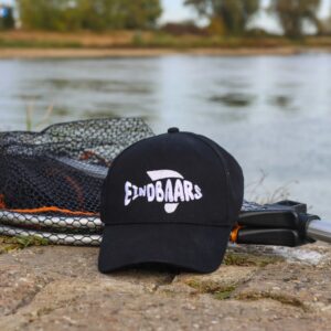 Een leuke vispet van eindbaars, deze leuke pet voor vissers is leuke viskleding