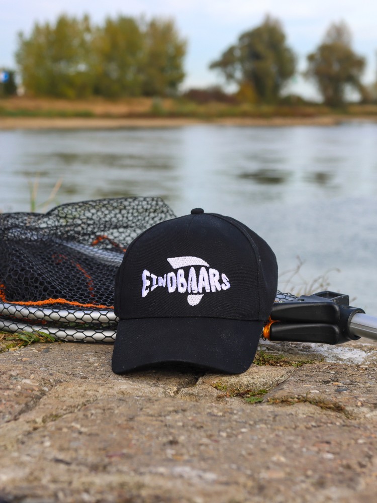 Een leuke vispet van eindbaars, deze leuke pet voor vissers is leuke viskleding