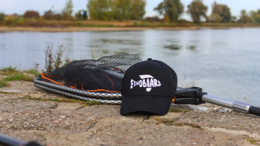 Een leuke vispet van eindbaars, deze leuke pet voor vissers is leuke viskleding