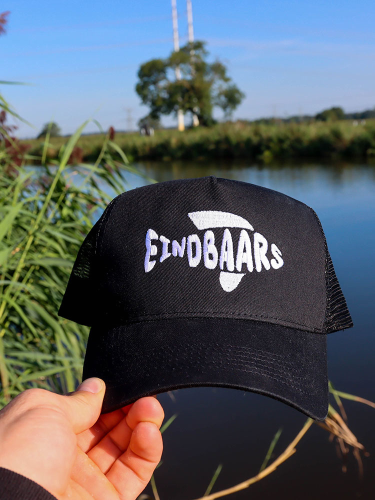 Een leuke vispet van eindbaars, deze leuke pet voor vissers is leuke viskleding