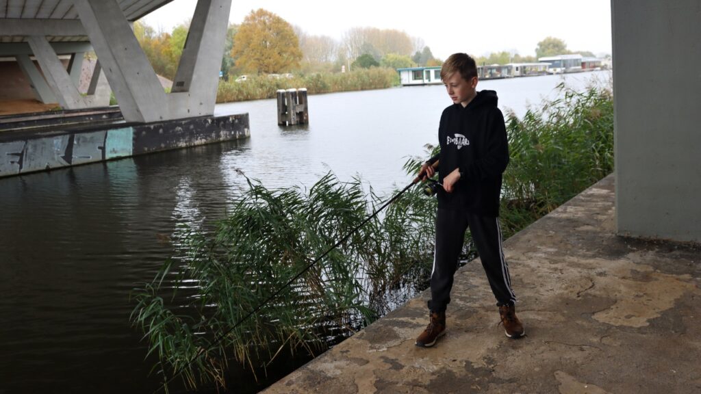 een grappige vis trui, eindbaars kleding, leuke en betaalbare kleding voor vissers